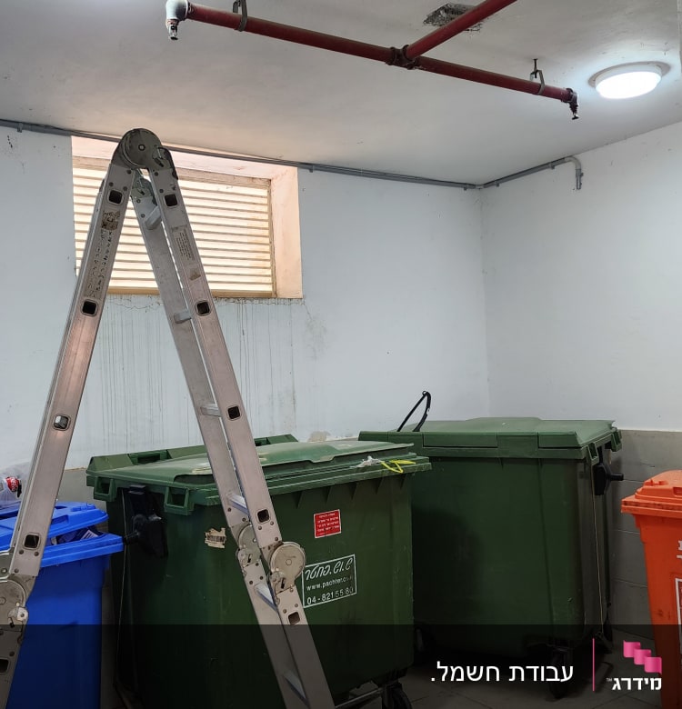 סולם מתכת ליד מנורות תקרה דולקות